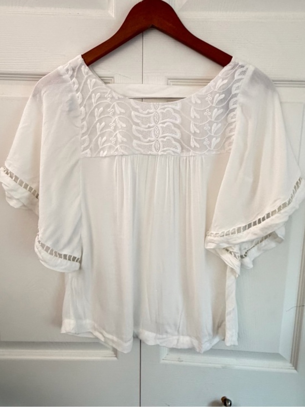LOFT White Embroidered Boho Blouse XS V Neck Flutter Sleeve Lace Trim Top